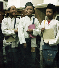 Pelajar madrasah Indonesia mengutip wang derma di warung Internet, Jakarta, Indonesia.