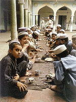 Pelajar-pelajar di madrasah, Pakistan.